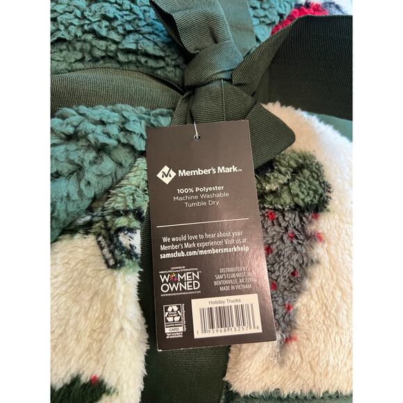 1b398025-7472-4529-bc4f-  Members Mark comfy Christmas holiday blanket throw 5’ x 6’ plush reversible NWT